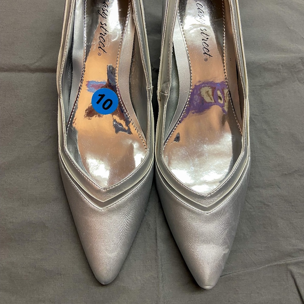 easy street silver dress pumps shoes heels, pointed toes, size 10, new with tags
